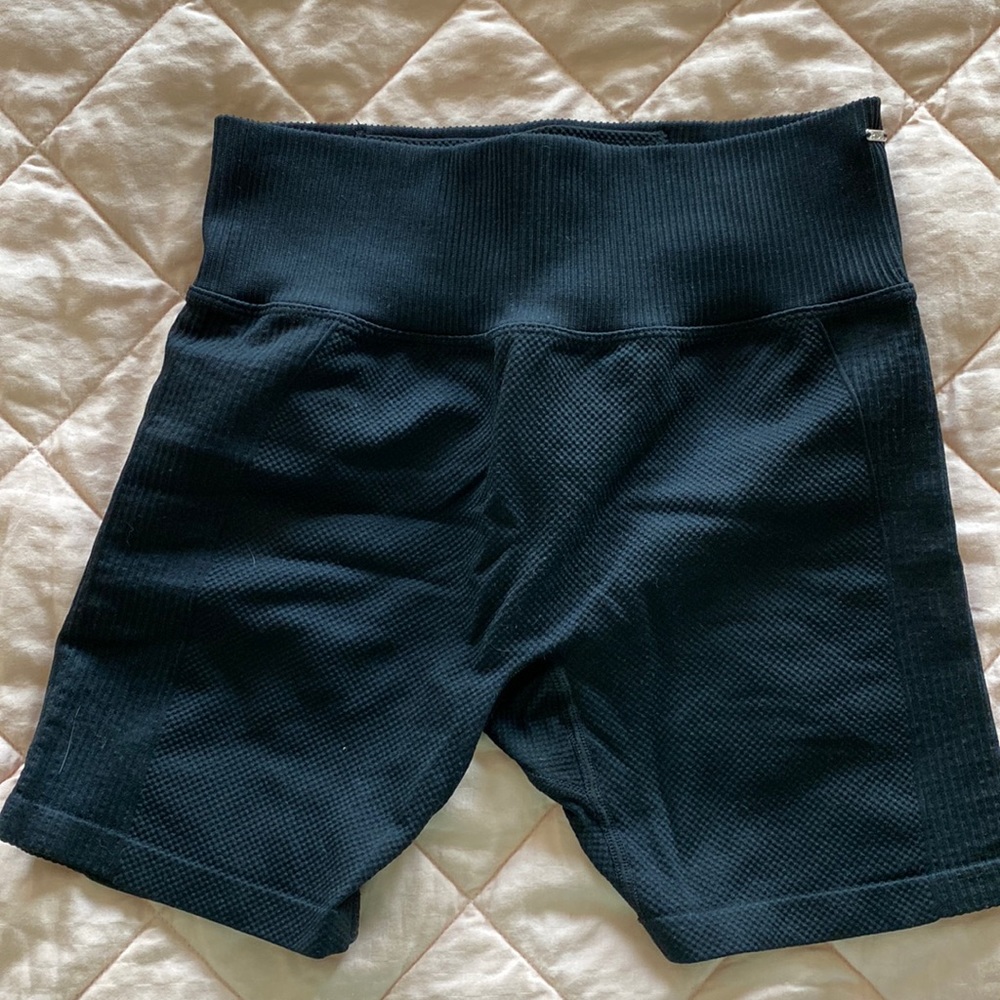 Pink ribbed bike shorts